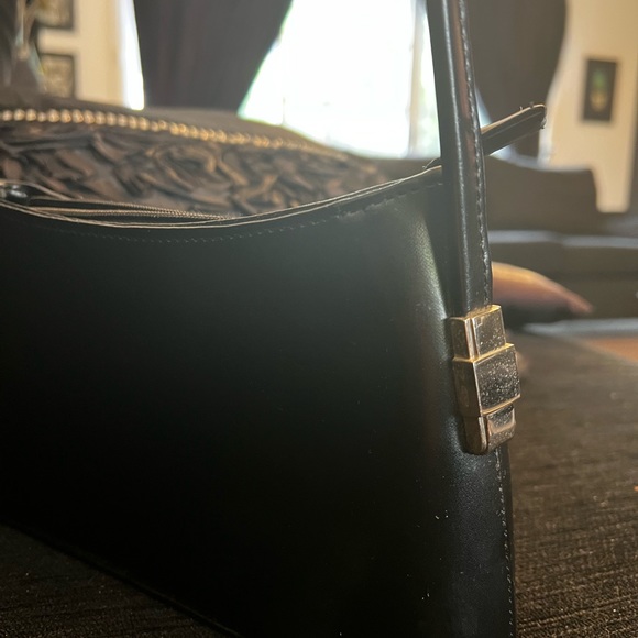 Black handbag. Silver coloured details on zip, feet on bottom and side detail - Picture 2 of 8